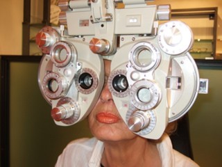 Durchblick im Tarifdschungel mit Krankenversicherung preisgünstig - Bild von aboutpixel.de / Beim Optiker © Rainer Sturm Durchblick im Tarifdschungel mit Krankenversicherung preisgünstig - Bild von aboutpixel.de / Beim Optiker © Rainer Sturm